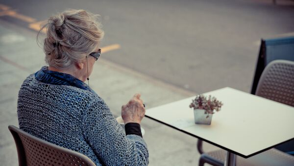 Una mujer tomando café - Sputnik Mundo