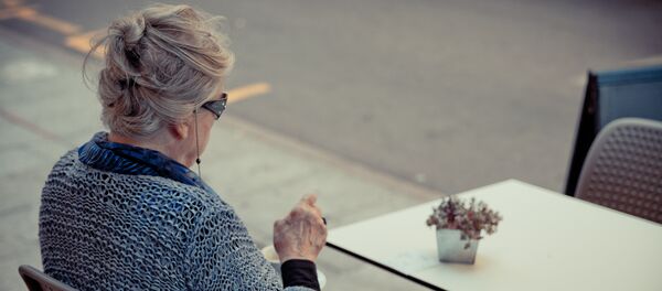 Una mujer tomando café - Sputnik Mundo