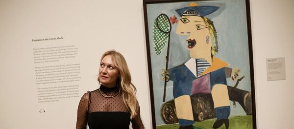 La nieta de Pablo Picasso, Diana Widmaier, junto al cuadro 'Maya con traje de marinero' en  la Galería Nacional de Retratos de Londres - Sputnik Mundo