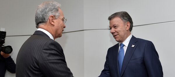 Álvaro Uribe, expresidente de Colombia, y Juan Manuel Santos, presidente de Colombia - Sputnik Mundo