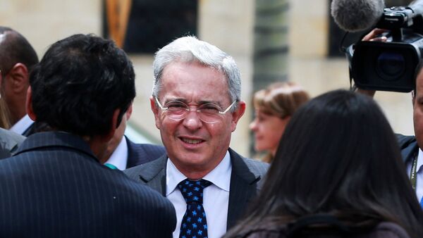 Colombian former President and Senator Alvaro Uribe arrives before a meeting with Colombia's President Juan Manuel Santos at Narino Palace in Bogota, Colombia, October 5, 2016. - Sputnik Mundo