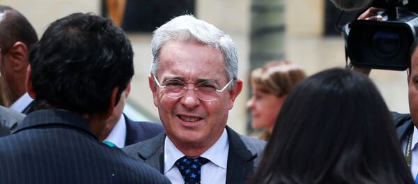 Colombian former President and Senator Alvaro Uribe arrives before a meeting with Colombia's President Juan Manuel Santos at Narino Palace in Bogota, Colombia, October 5, 2016. - Sputnik Mundo