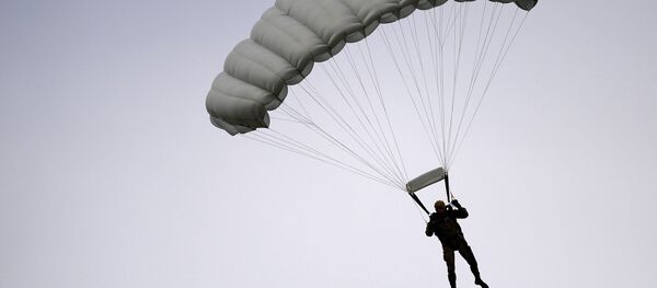 Un paracaidista ruso - Sputnik Mundo