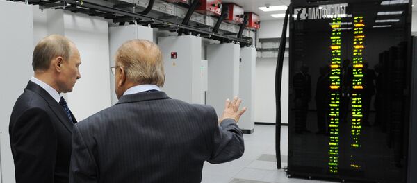 Vladímir Putin y Víctor Sadóvhichi examinan la supercomputadora de la Universidad Lomonósov Vladímir Putin y Víctor Sadóvhichi examinan la supercomputadora de la Universidad Lomonósov - Sputnik Mundo