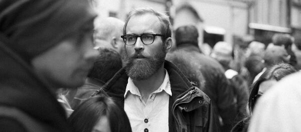 Un hombre entre una multitud de gente Un hombre entre una multitud de gente - Sputnik Mundo