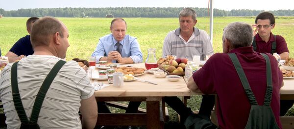 Президент России Владимир Путин общается с механизаторами во время посещения агрофирмы Дмитрова Гора в Тверской области - Sputnik Mundo
