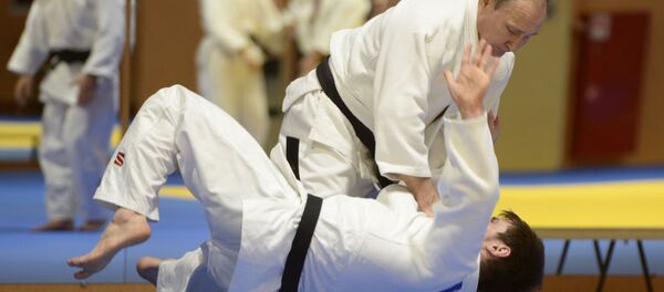 Vladímir Putin practicano judo - Sputnik Mundo