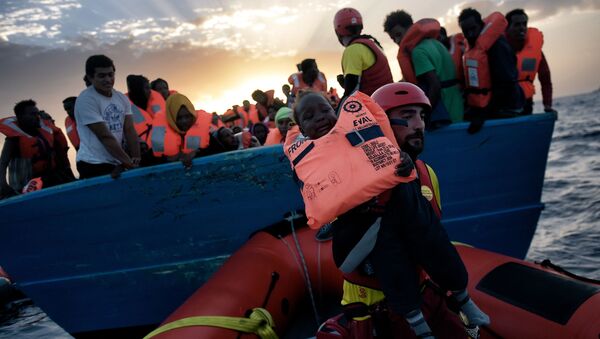 Inmigrantes en el mar Mediterráneo (imagen referencial) - Sputnik Mundo