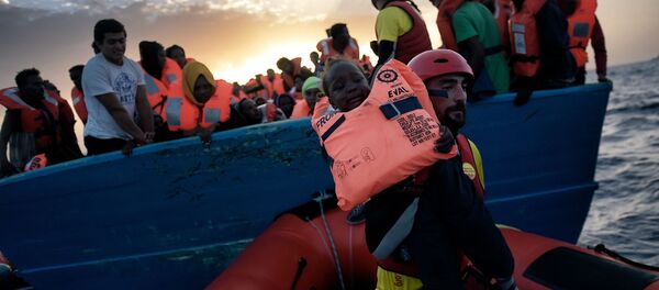 Inmigrantes en el mar Mediterráneo (imagen referencial) - Sputnik Mundo
