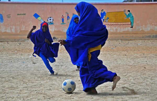 Niños de Somalia juegan el fútbol - Sputnik Mundo
