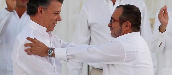 El presidente colombiano, Juan Manuel Santos, y el líder de las FARC, Rodrigo Londoño alias Timochenko durante la firma del Acuerdo Final sobre la Paz en Cartagena (archivo) - Sputnik Mundo