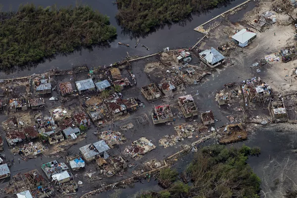 La imagen del 6 de octubre de 2016 muestra los daños causados en la costa oeste de Haití por el huracán Matthew, que se cobró la vida de más de 1.000 personas. La imagen del 6 de octubre de 2016 muestra los daños causados en la costa oeste de Haití por el huracán Matthew, que se cobró la vida de más de 1.000 personas. - Sputnik Mundo