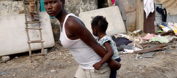 La mujer con un niño en Haití - Sputnik Mundo