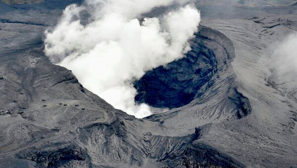 Erupción del volcán Aso - Sputnik Mundo