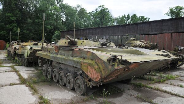 Vehículos blindados en la fábrica de tanques de la región de Lvov, Ucrania - Sputnik Mundo