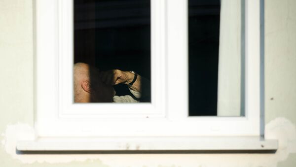 Un hombre en una ventana Un hombre en una ventana - Sputnik Mundo