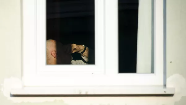 Un hombre en una ventana - Sputnik Mundo