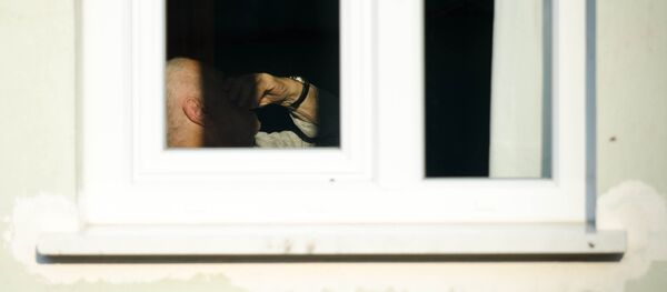 Un hombre en una ventana Un hombre en una ventana - Sputnik Mundo