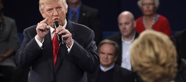 Donald Trump y Hillary Clinton durante el debate - Sputnik Mundo