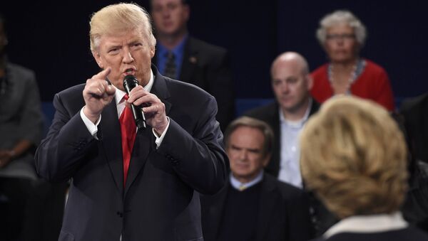 Donald Trump y Hillary Clinton durante el debate - Sputnik Mundo