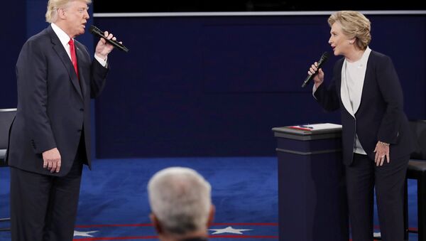 Donald Trump y Hillary Clinton durante el debate - Sputnik Mundo