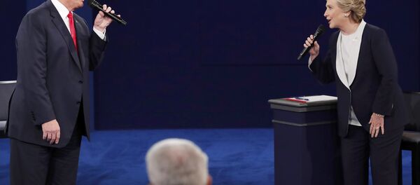 Donald Trump y Hillary Clinton durante el debate - Sputnik Mundo