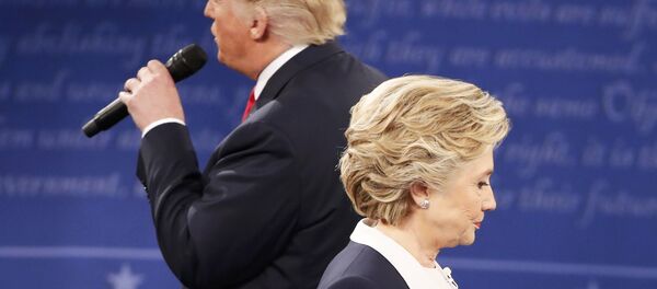Donald Trump y Hillary Clinton durante el debate Donald Trump y Hillary Clinton durante el debate - Sputnik Mundo