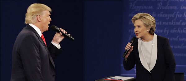 Donald Trump y Hillary Clinton durante debate - Sputnik Mundo