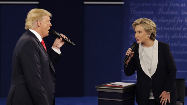 Donald Trump y Hillary Clinton durante debate - Sputnik Mundo