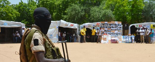 Un soldado de Níger cerca a un punto de información para gente desplazada (Archivo) Un soldado de Níger cerca a un punto de información para gente desplazada (Archivo) - Sputnik Mundo