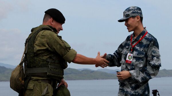 Un soldado ruso (izda.) y un soldado chino (drcha.) durante las maniobras ruso-chinas en Vladisvostok - Sputnik Mundo