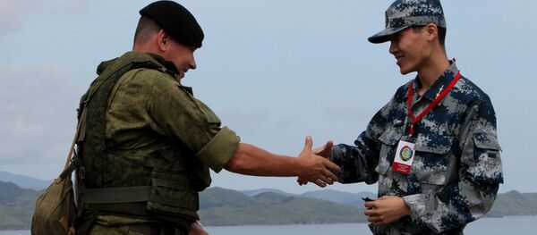 Un soldado ruso y un soldado chino durante las maniobras ruso-chinas en Vladisvostok (archivo) - Sputnik Mundo