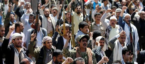 Armed people demonstrate outside the United Nations offices against Saudi-led air strikes on funeral hall in Sanaa, the capital of Yemen, October 9, 2016. Armed people demonstrate outside the United Nations offices against Saudi-led air strikes on funeral hall in Sanaa, the capital of Yemen, October 9, 2016. - Sputnik Mundo
