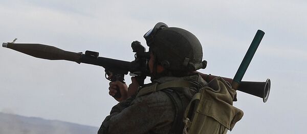 Militar ruso apunta su lanzagranadas RPG-7 durante las maniobras - Sputnik Mundo