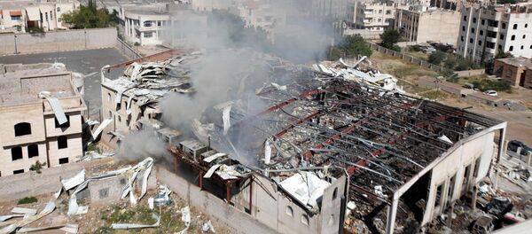 Las ruinas tras el ataque aéreo del 8 de octubre a una ceremonia funeraria en Saná, Yemen - Sputnik Mundo