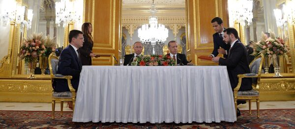 La firma del acuerdo sobre el gasoducto Turk Stream en Estambul, el 10 de octubre de 2016 - Sputnik Mundo