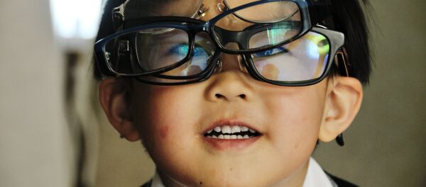 Un chico en gafas - Sputnik Mundo