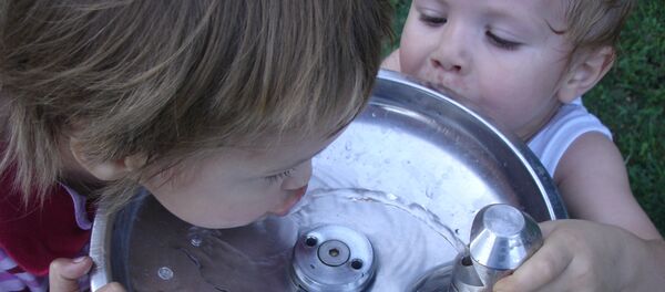Niños bebiendo agua - Sputnik Mundo