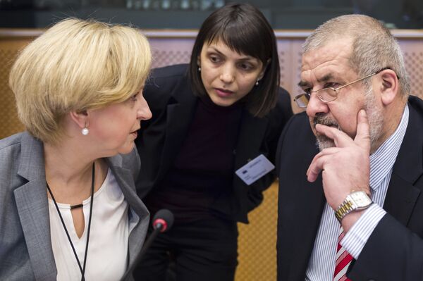 Anna Elżbieta Fotyga se encuentra con Refat Chubarov, acusado en Rusia de planear ataques terroristas en Crimea - Sputnik Mundo