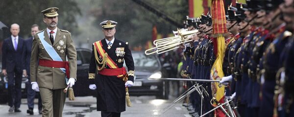 Rey de España Felipe VI durante un desfile militar - Sputnik Mundo