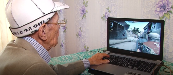Aman Alashbaev, el abuelito ruso que juega CS:GO - Sputnik Mundo