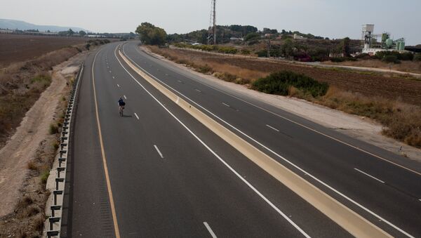 Una carretera vacía por las celebraciones del Yom Kippur - Sputnik Mundo