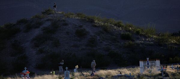 Soldados mexicanos examinan un cementerio - Sputnik Mundo
