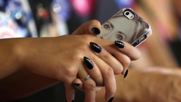 Celular con la imagen de Hillary Clinton - Sputnik Mundo