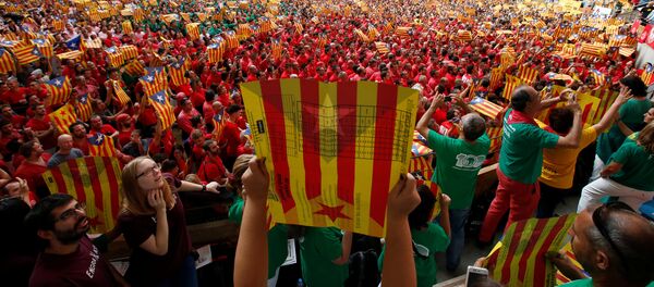 Gente llevando esteladas (banderas independentistas catalanes) - Sputnik Mundo