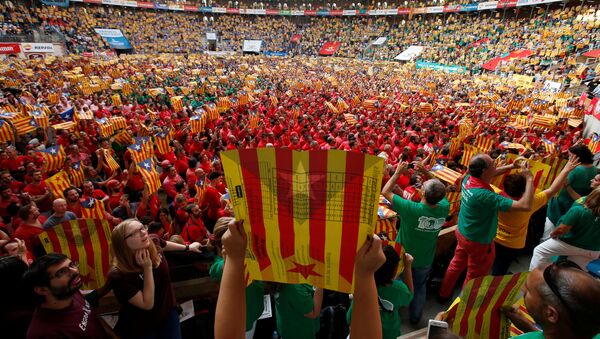 Gente llevando esteladas (banderas independentistas catalanes) - Sputnik Mundo