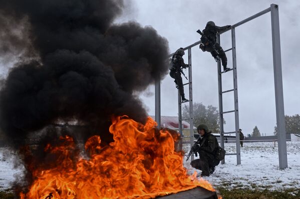 Una de las etapas más difíciles es la práctica de asalto en la línea de fuego. Es aquí donde se elimina a la mayoría de los contendientes. Una de las etapas más difíciles es la práctica de asalto en la línea de fuego. Es aquí donde se elimina a la mayoría de los contendientes. - Sputnik Mundo