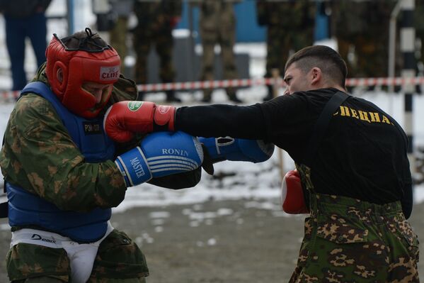 Después de varias horas de marcha y pruebas de fuego y asalto, el examen culmina con una lucha de 12 minutos con tres combatientes experimentados. La misión del aspirante no es vencer, sino mantenerse en pie al final de la confrontación. Después de varias horas de marcha y pruebas de fuego y asalto, el examen culmina con una lucha de 12 minutos con tres combatientes experimentados. La misión del aspirante no es vencer, sino mantenerse en pie al final de la confrontación. - Sputnik Mundo