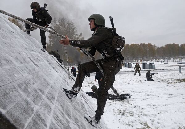 Tres simples infracciones y el aspirante no pasa las pruebas, de manera que los candidatos luchan al límite de sus posibilidades. Tres simples infracciones y el aspirante no pasa las pruebas, de manera que los candidatos luchan al límite de sus posibilidades. - Sputnik Mundo
