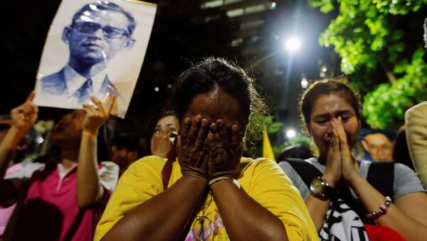 Las tailandeses con un retrato del rey de Tailandia, Bhumibol Adulyadej - Sputnik Mundo